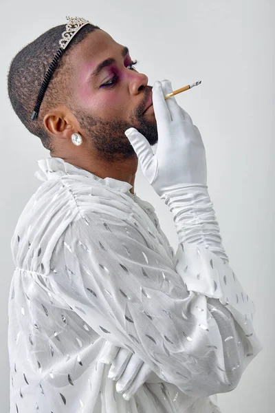 Νέοι Αξιολάτρευτο Μαύρο Γκέι Αμερικανός Άνδρας Μακιγιάζ Κομψό Πουκάμισο Κάπνισμα — Φωτογραφία Αρχείου