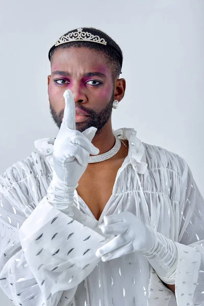 Γυναίκα Μαύρο Δροσερό Αστείο Γκέι Άντρας Μακιγιάζ Φορώντας Μοντέρνα Λευκό — Φωτογραφία Αρχείου