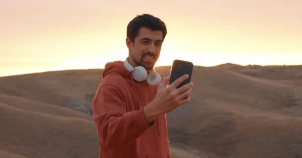 Joven Blogger Está Cima Montaña Deportista Tomando Selfie Hermoso Paisaje — Vídeos de Stock