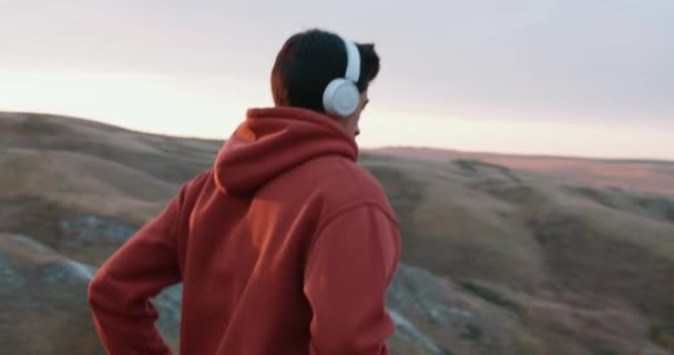 Jovem Corredor Masculino Ativo Correr Para Baixo Trilha Montanha Corrida — Vídeo de Stock