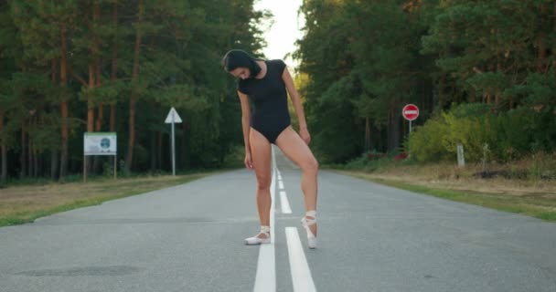 Струнка Усміхнена Щаслива Дівчина Танцівниця Чорному Костюмі Тіла Розігріває Ноги — стокове відео
