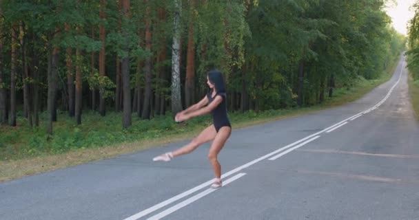 Utalentowana Aktywna Ambitna Tancerka Baletowa Ćwicząca Świeżym Powietrzu Świeżym Powietrzu — Wideo stockowe