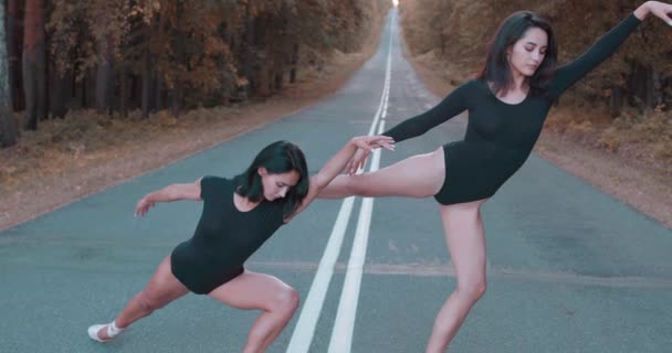 Dwie Szczupłe Utalentowane Tancerki Doskonałym Ciałem Czarnym Tutu Tańczące Jezdni — Wideo stockowe