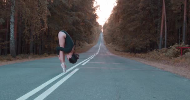 Junge Fitte Tänzerin Streckt Die Beine Steht Auf Den Zehen — Stockvideo