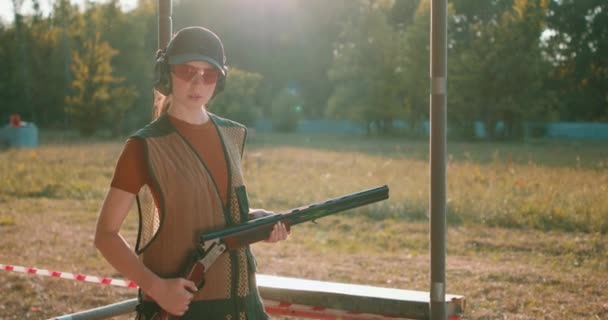 Pewny Siebie Poważna Dziewczyna Trzyma Pistolet Patrząc Kamerę Zwolniony Ruch — Wideo stockowe