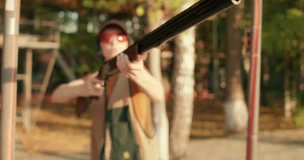 Young Beautiful Woman Soldier Loads Her Guns Shooting Preparing Rifle — Stock Video