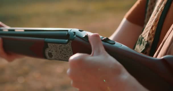 Mulher Com Unhas Pintadas Brancas Carrega Bala Rifle Assalto Automático — Vídeo de Stock