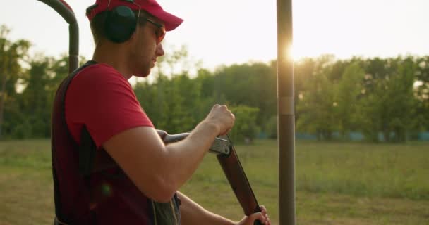 Чоловік Заряджає Гвинтівковий Магазин Патронами Завантажити Магазин Кулями Концепція Спортивної — стокове відео