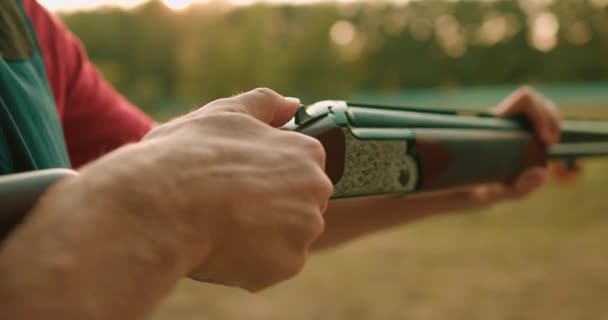 남자가 동작으로 잡지에 총알을 비디오를 촬영했습니다 사냥꾼 카빈에 총알을 — 비디오
