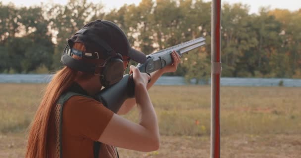 Skeet Shooting Sport Fille Dans Protection Des Yeux Des Oreilles — Video