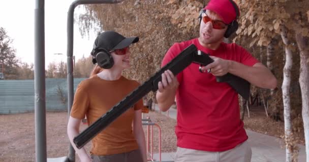Fiatal Férfi Lövés Oktató Megtanítja Backslider Hogyan Kell Kezelni Fegyvert — Stock videók