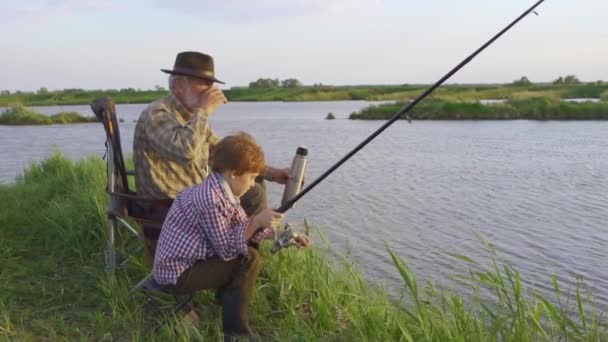 Petit Garçon Adorable Apprendre Pêcher Avec Mamie Famille Passer Temps — Video
