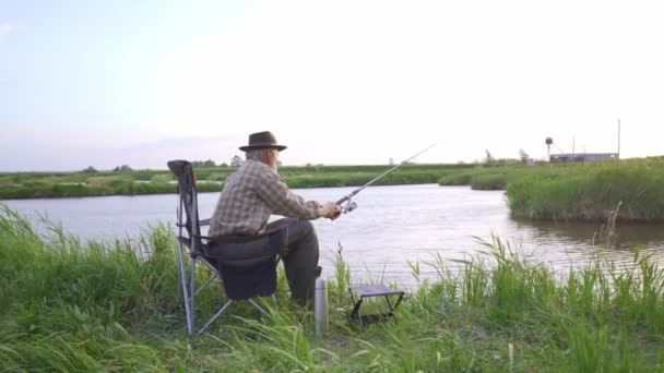 Oude Senior Kaukasische Man Vissen Meer Alleen Het Platteland Slow — Stockvideo