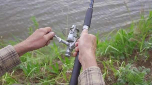 Velho Barbudo Homem Segurando Livrar Cambaleando Mão Haste Pesca Lento — Vídeo de Stock