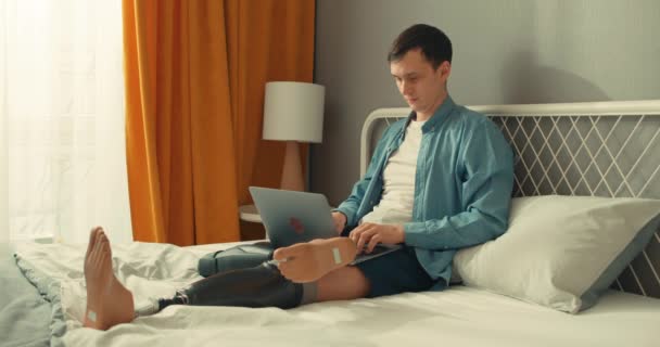 야심찬 프리랜서는 노트북을 가지고 작업하는 집중하고 있습니다 다리를 남자가 온라인으로 — 비디오