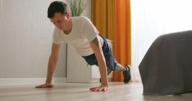 Evde engelli sporcu eğitimi, şınav egzersizleri, güçlü vücut ve doğru duruş, sağlık ve güzellik kavramı, askeri ampütasyon savaş kahramanı, engelli asker. Yaşam tarzı boş zaman hobisi