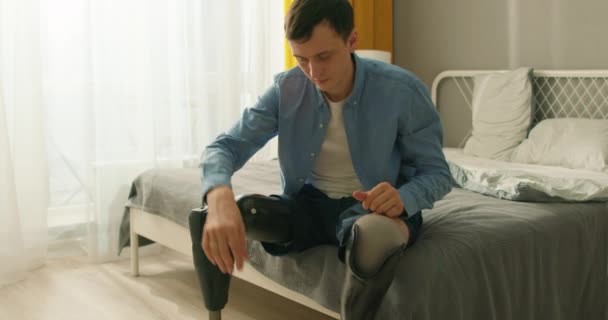Orang Cacat Yang Aktif Dan Ambisius Memakai Sepatu Olahraga Sepatu — Stok Video