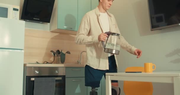 Engelli Adam Diğer Insanlar Gibi Normal Bir Hayat Sürüyor Mutfakta — Stok video