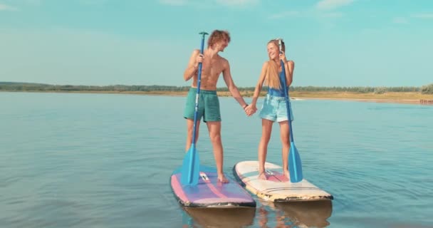 Gelukkig Liefdevol Paar Genieten Van Een Prachtig Landschap Natuur Surfen — Stockvideo