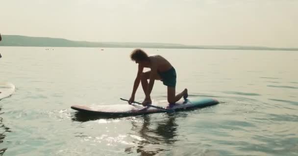 Ung Leende Glad Man Surfar Ombord Rodd Förbättra Balansen Koordination — Stockvideo