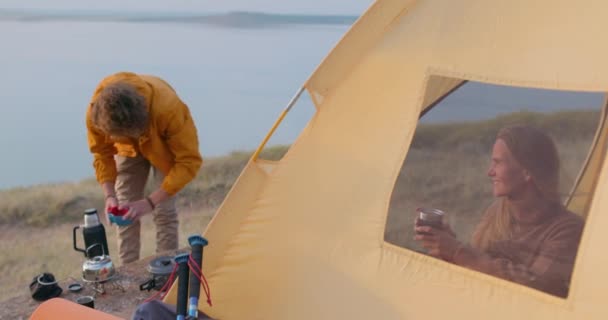 Eine Junge Touristin Sitzt Zelt Und Ruht Sich Aus Während — Stockvideo