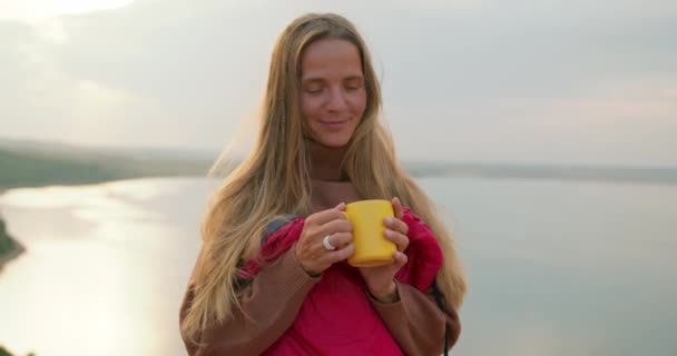 Wesoły Marzycielski Piękna Dziewczyna Filiżanką Kawy Szczycie Góry Dziewczyna Wielki — Wideo stockowe