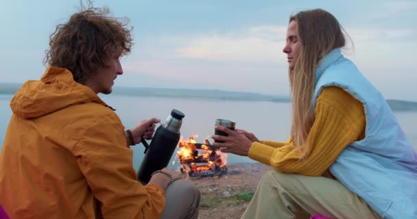 Romantisk Kväll Med Eller Kaffe Toppen Berget Vid Sjön Lägereld — Stockvideo