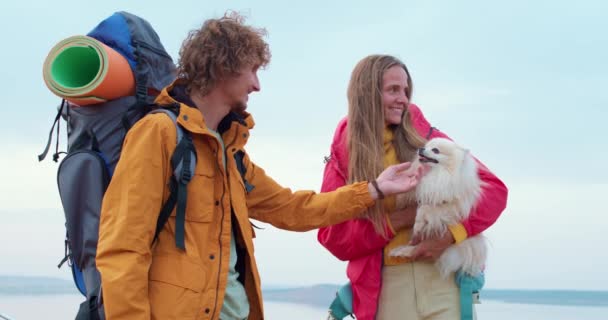 Ευτυχισμένο Ζευγάρι Τον Σπιτζ Στα Χέρια Χαϊδεύει Στο Βουνό Μπαστούνια — Αρχείο Βίντεο