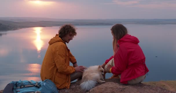 Glückliches Paar Beim Romantischen Abend Mit Ihrem Haustier Hund Spitz — Stockvideo