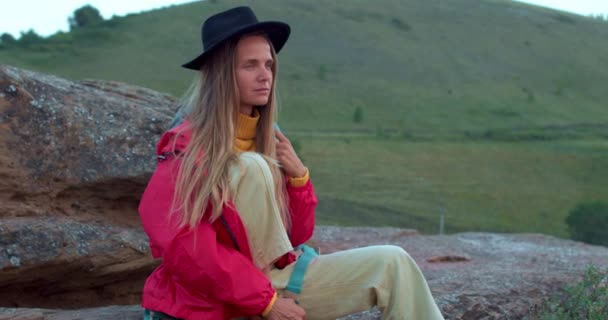 Backpacker Perempuan Serius Topi Pakaian Olahraga Dan Jaket Merah Duduk — Stok Video