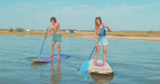 Casal Turistas Jovem Mulher Divertindo Paddleboarding Campo Menina Cara Relaxar — Vídeo de Stock