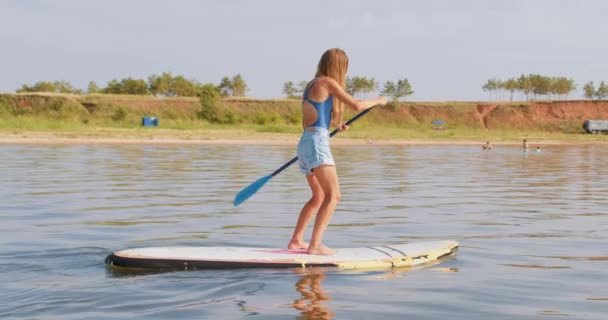 Kaukasische Blondine Sportkleidung Die Abends Freien Wassersport Betreibt Schlanke Frau — Stockvideo