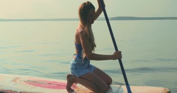Gadis Duduk Lutut Dan Mengayuh Papan Sup Danau Yang Indah — Stok Video