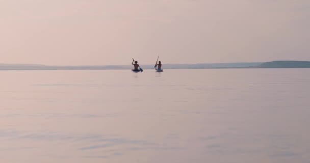 Jeune Homme Femme Embarquant Sur Lac Assis Heureux Sur Eau — Video