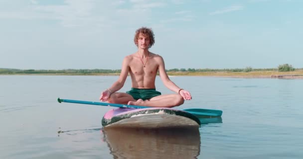 Rilassato Giovane Uomo Meditando Posa Loto Seduto Bordo Con Meditazione — Video Stock