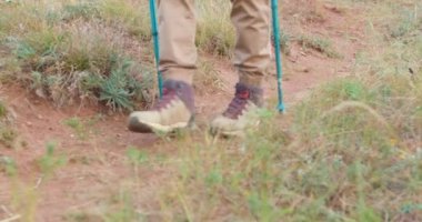 Erkekler yürüyüş direğiyle dağ yolunda yürürken hissederler. Gezginler büyük yolların üstesinden gelirler. Macera yolculuğu ve keşif ağır çekimde kesilir.