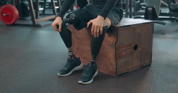 Zmęczony Spocony Zdesperowany Mężczyzna Sztucznymi Bionicznymi Nogami Mający Odpoczynek Treningu — Wideo stockowe