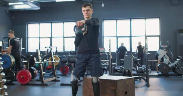 Homme Sérieux Avec Jambe Prothétique Debout Dans Salle Gym Moderne — Video