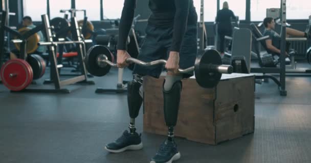 Atletický Motivovaný Silný Sportovec Umělýma Nohama Cvičit Činkou Tělocvičně Zblízka — Stock video