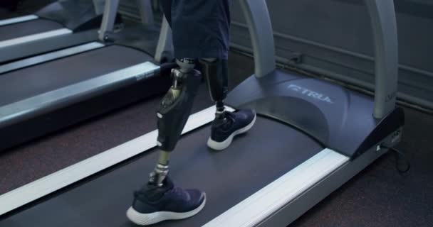 Muskulös Handikappad Man Med Bioniska Konstgjorda Ben Stilrena Sportkläder Som — Stockvideo