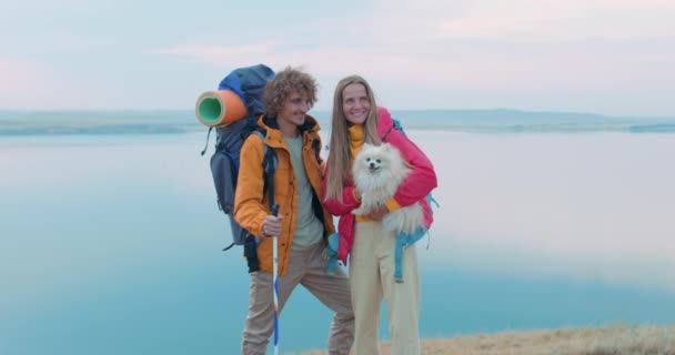 Ενθουσιασμένοι Φιλόδοξοι Ορειβάτες Κατοικίδιο Ζώο Volpino Italiano Σκυλί Και Σακίδιο — Αρχείο Βίντεο