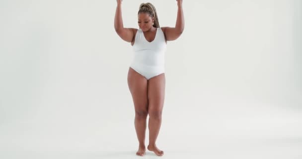 Позитивна Сексуальна Африканка Білому Купальнику Розважається Танцювальній Студії Повільний Рух — стокове відео