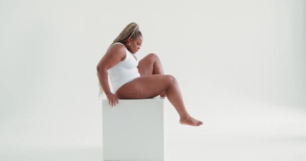 Cuerpo Positivo Más Tamaño Torpe Hembra Sentada Cubo Blanco Mujer — Vídeo de stock