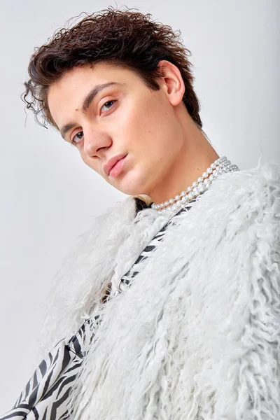 Giovane Transgender Uomo Lgbtq Essere Come Donna Posa Con Modo — Foto Stock