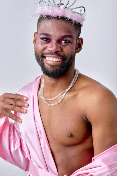 Gelukkige Mannelijke Prinses Van Zwart Amerikaanse Verschijning Poseren Halfnaakte Man — Stockfoto