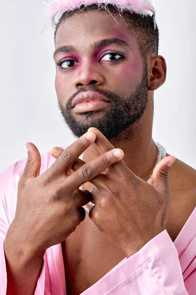 Homem Negro Glamouroso Camisa Seda Rosa Que Olha Bonita Como — Fotografia de Stock