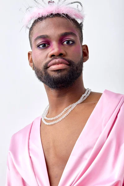 Prachtige Zwarte Man Roze Zijden Shirt Ziet Mooi Uit Als — Stockfoto