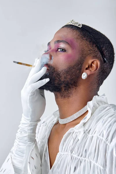 Fiatal Gyönyörű Fekete Amerikai Meleg Férfi Smink Elegáns Ing Dohányzás — Stock Fotó