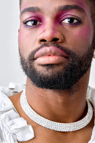 Γκρο Πλαν Πορτρέτο Του Αμερικανού Ανδρογυνή Ροζ Μακιγιάζ Σκιάς Ματιών — Φωτογραφία Αρχείου