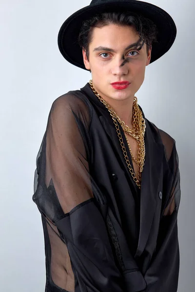 20多岁的男同性恋头像身穿黑色衬衫 头戴时髦的帽子 面容凝视着被白色背景工作室隔离的相机 同性Lgbtiq概念 — 图库照片